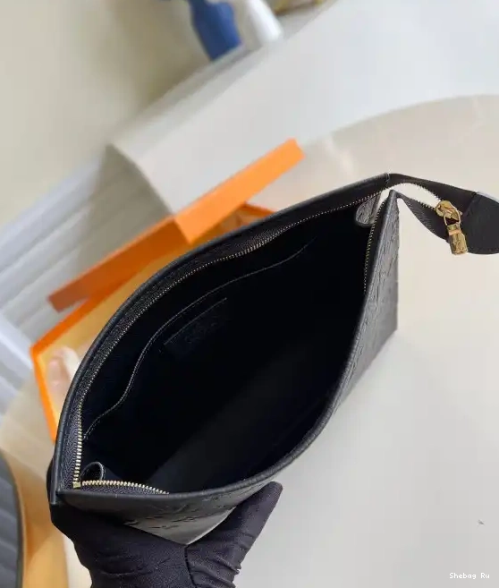VUITTON LOUIS VOYAGE POCHETTE 0623